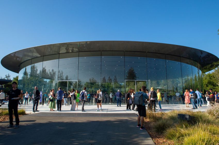 Steve Jobs Theatre, no escritório da Apple na Califórnia • Andrej Sokolow/picture alliance via Getty Images