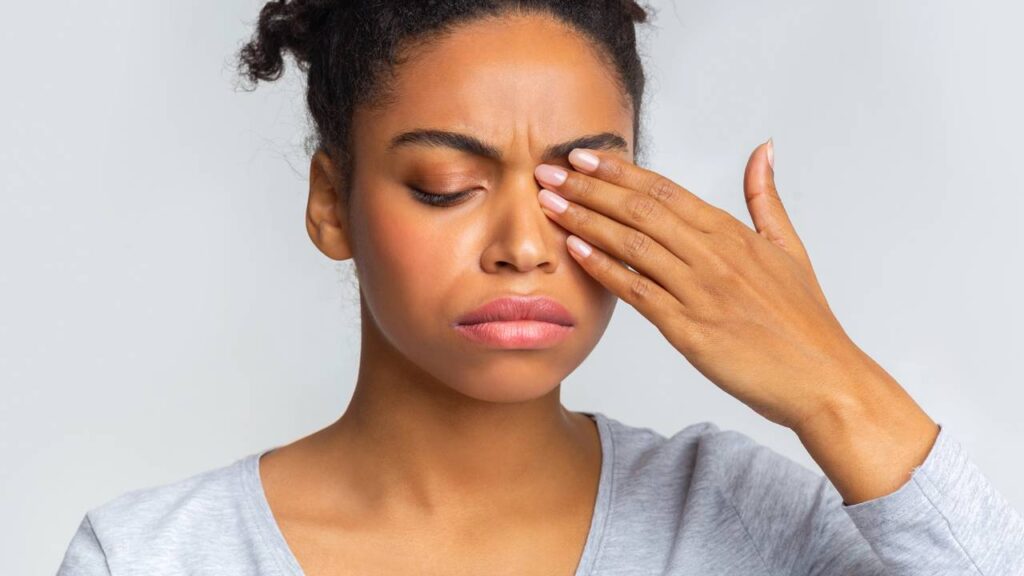 Tremedeira no olho aparece de repente e deixa muita gente intrigada