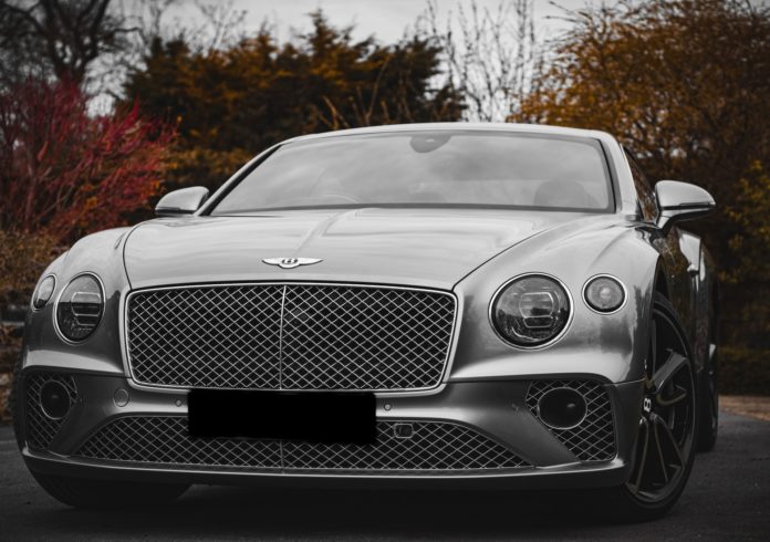 A Bentley também tem uma história rica de sucesso no automobilismo, tendo vencido as 24 Horas de Le Mans cinco vezes entre 1924 e 1930.-ewan bullockUnsplash