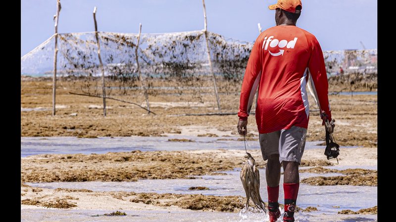 Exposição fotográfica nas areias da Ponta Verde defende a permanência dos currais de pesca