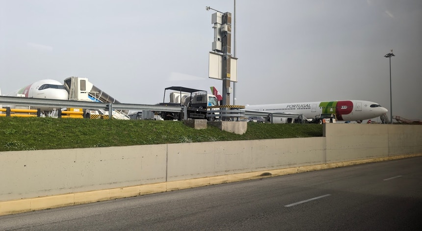 Aeroporto de Lisboa. GNR reforça PSP no controlo de fronteiras e Governo suspende sistema informático