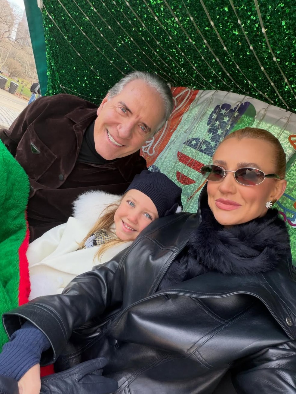 Ana Paula Siebert compartilhou momentos de fim de ano com Roberto Justus e filha — Foto: Reprodução Instagram