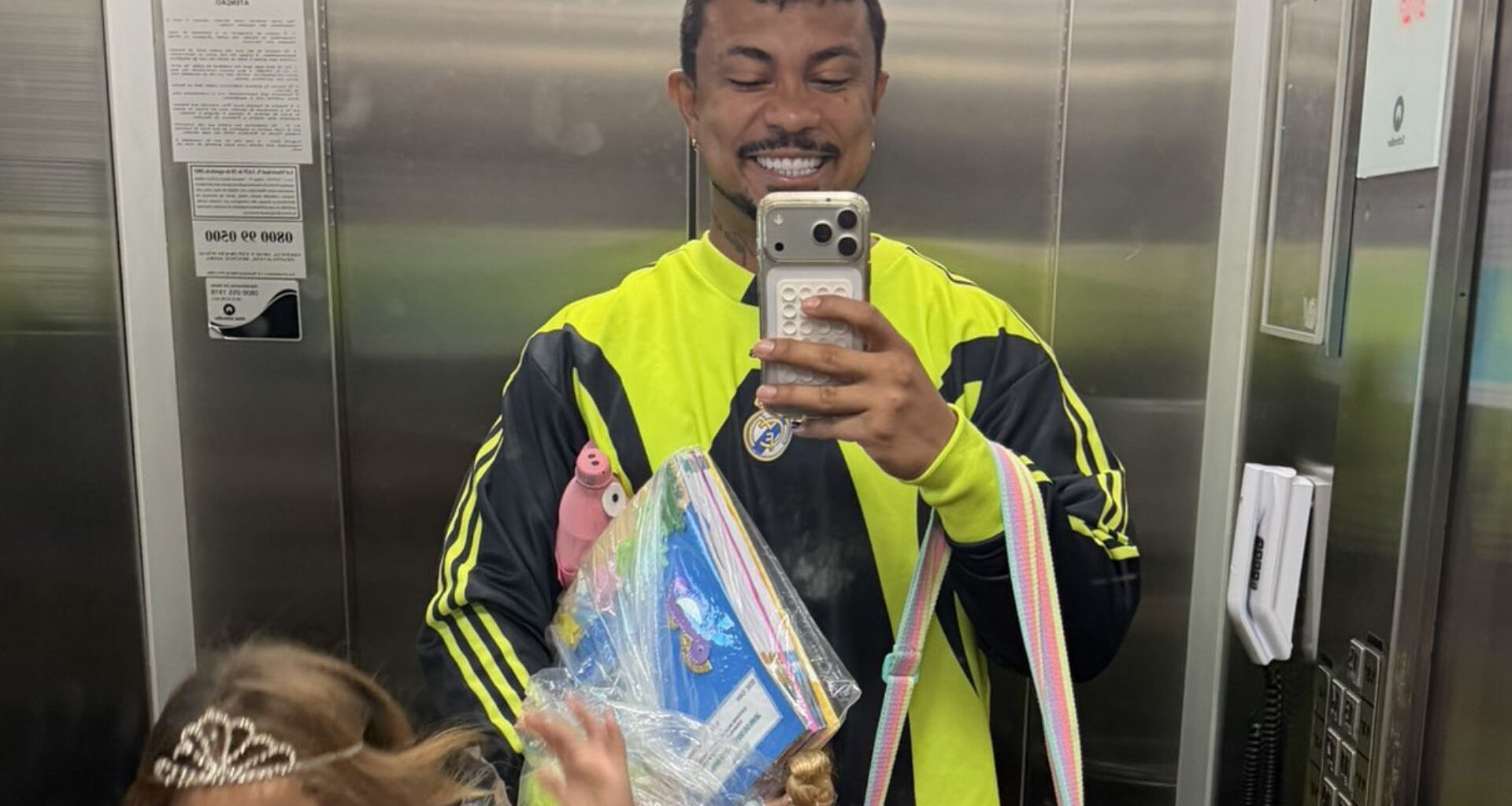 Xamã com a filha caçula, Hanna - Foto: Reprodução / X @xamaoficial