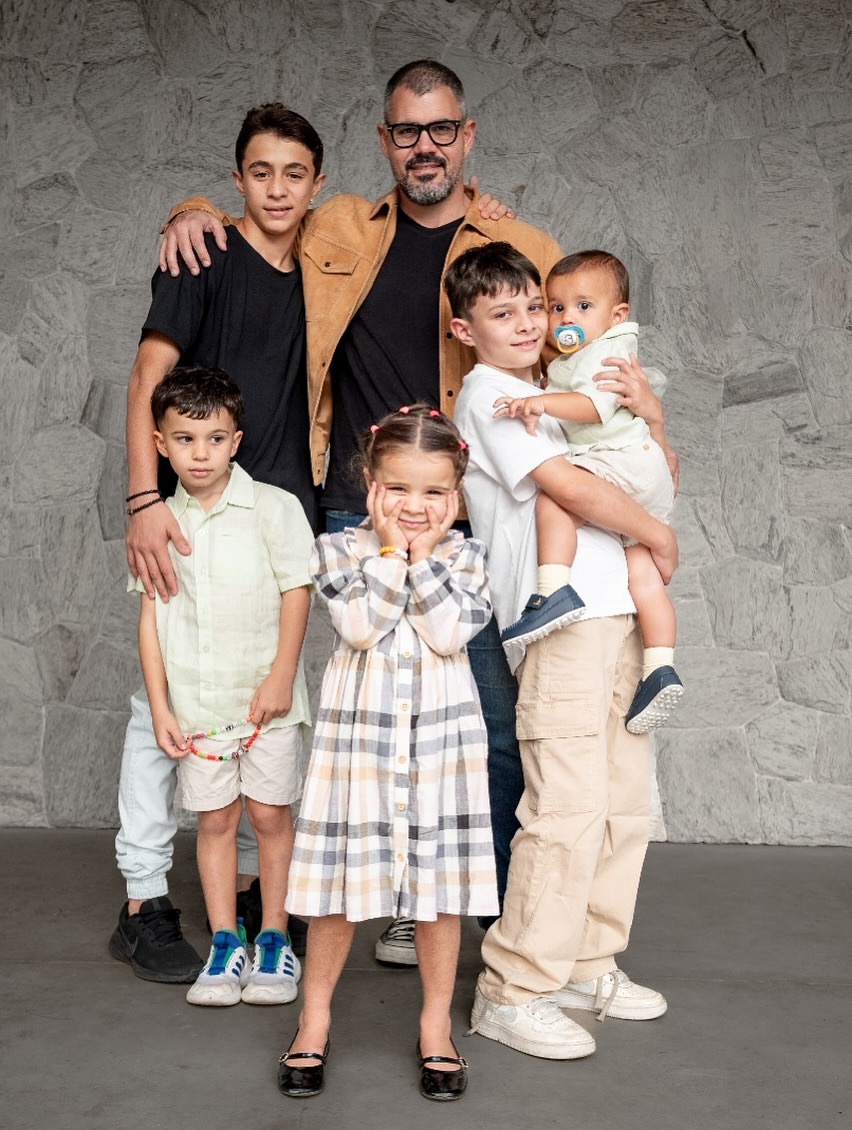 Juliano Cazarré com 5 dos 6 filhos - Foto: Reprodução / Instagram @leticiacazarre