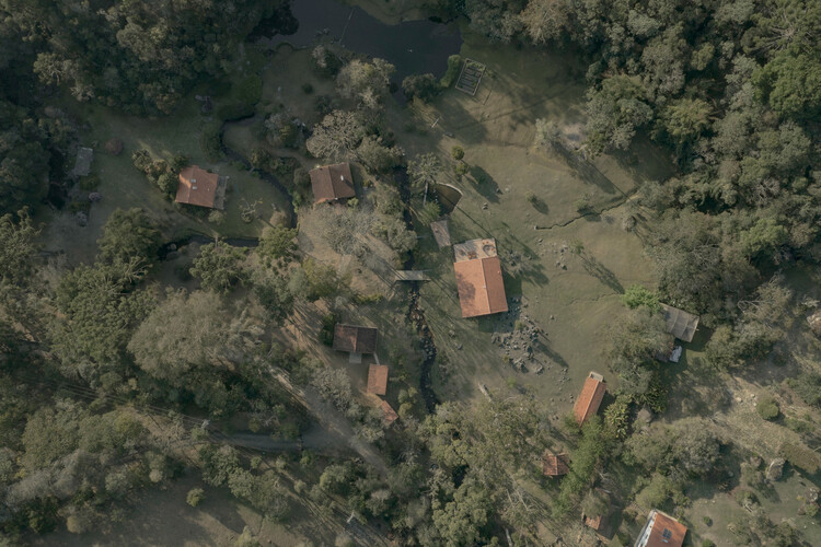 Entre o sítio e o ofício: quatro projetos de messina | rivas em Cunha - Imagem 1 de 14