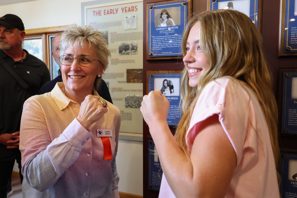 A atriz Sydney Sweeney acompanhou a lenda do boxe Christy Martin em evento no Hall da Fama do Boxe em junho de 2025 — Foto: Getty Images