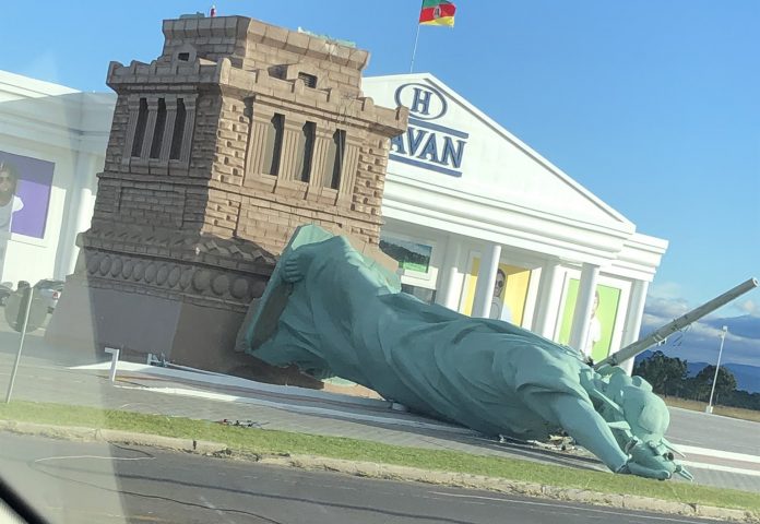 Saiba quanto custa a estátua da Havan que caiu após ventania