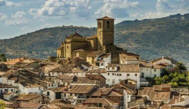 Cidades como Hervás, principal centro urbano do vale, oferecem aluguel entre € 300 e € 400 mensais, mesmo no verão.