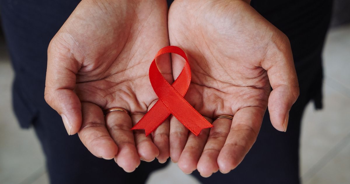 Homem tem remissão do HIV após transplante de células-tronco