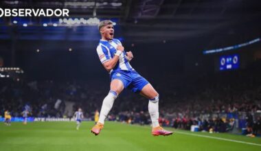 A cabeça de Bednarek segurou um gigante que ficou sem pernas – Observador