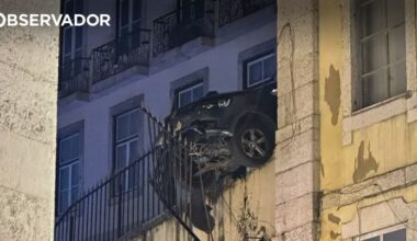 Carro despista-se e fica pendurado na Calçada do Ferragial – Observador