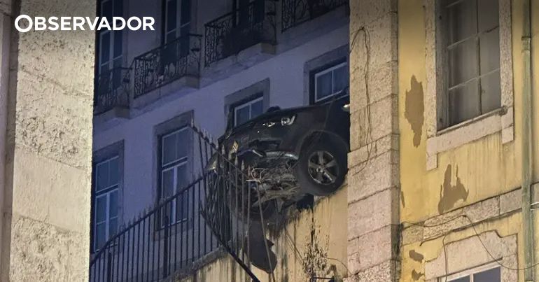 Carro despista-se e fica pendurado na Calçada do Ferragial – Observador