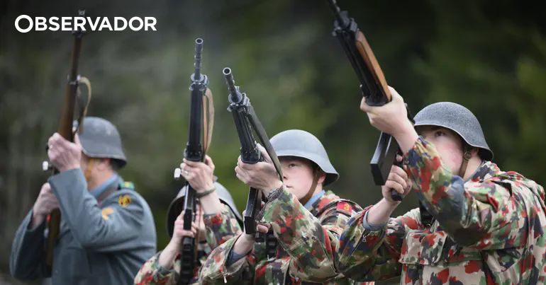 Suíços rejeitam substituição do serviço militar obrigatório – Observador