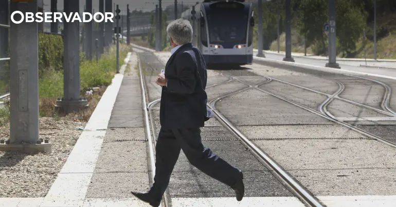 Um morto em atropelamento no metro em Almada – Observador