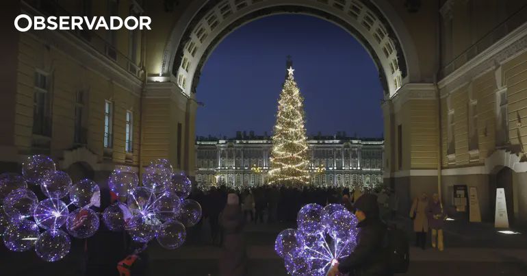 Polícia russa detém 70 cidadãos por rezarem por Zelensky – Observador