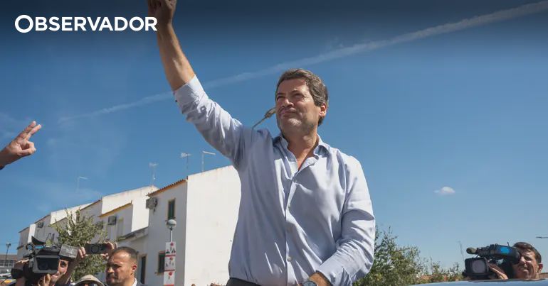 Cartaz de Ventura troca "ciganos" por "minorias do costume" – Observador