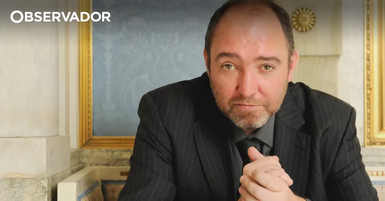 Em fuga há 2 anos, escritor detido a beber vinho no Algarve – Observador