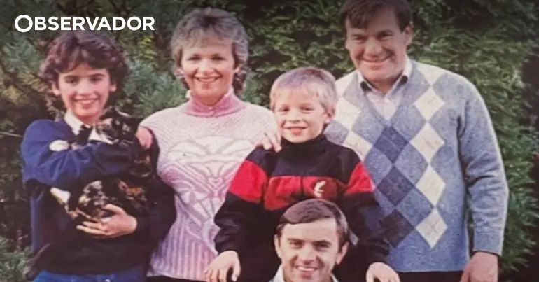 Após 20 anos, homem bateu à porta de Rob e tornou-se família – Observador
