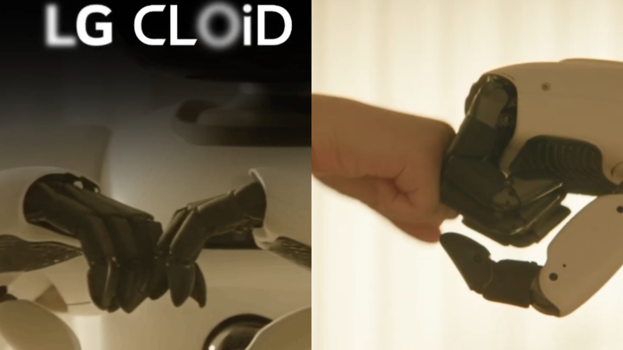 Novo robô da LG, CLOiD, promete revolucionar rotina doméstica e liberar mais tempo em família 1 Mão robótica preta e mão robótica clara estendendo-se para punho humano destacando a cooperação homem-máquina no LG CLOiD