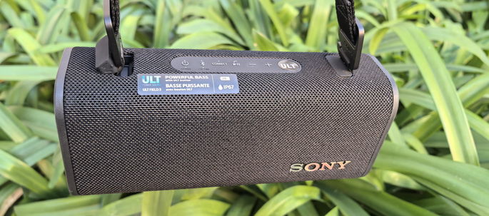 Sony ULT Field 3 pendurada