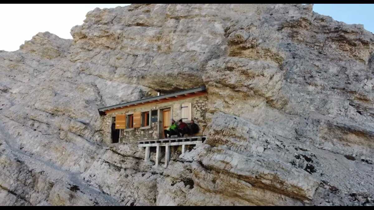 Sem escada ou elevador: nessa casa a 3 mil metros de altura só se chega por corda