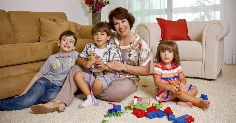 Na sala do apartamento em 2012, no Rio, a atriz brinca com João Luiz, João Pedro e Maria Luisa. - Fernando Lemos/Produção de Rosane Amora