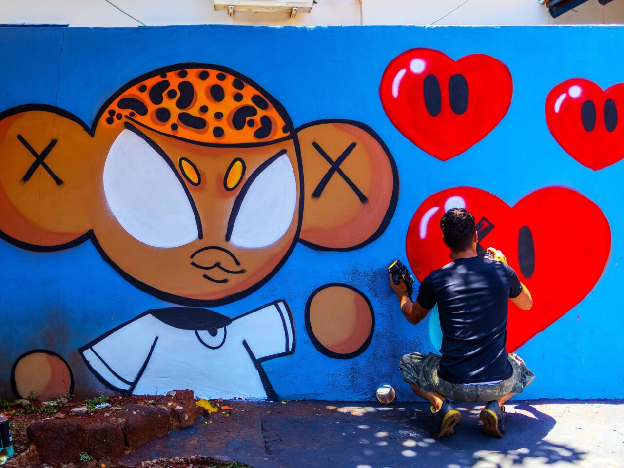 Grafiteiros transformam muros de escolas com arte inspirada na infância