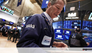 Wall Street vira costas a "rally do Pai Natal" e fecha no vermelho - Bolsa