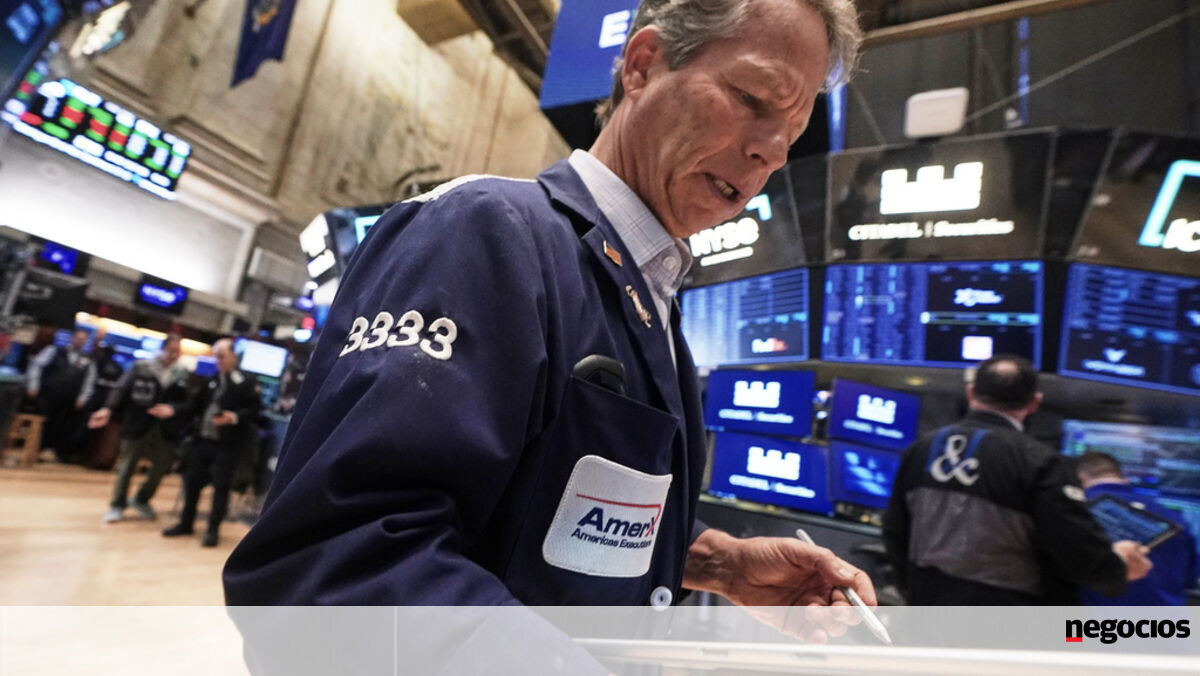 Wall Street vira costas a "rally do Pai Natal" e fecha no vermelho - Bolsa