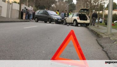 Triângulos dos carros têm os dias contados em Espanha. Luz de sinalização obrigatória em 2026 - Automóvel
