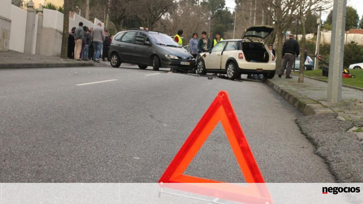 Triângulos dos carros têm os dias contados em Espanha. Luz de sinalização obrigatória em 2026 - Automóvel
