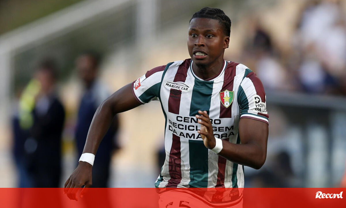 Chegada de Lopes Cabral ao Benfica atrasa ascensão de Banjaqui e José Neto - Benfica