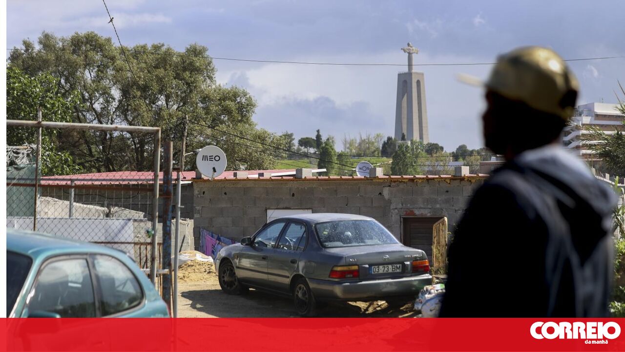 Esburacam estrada para roubar luz perto de bairro ilegal na Margem Sul - Portugal