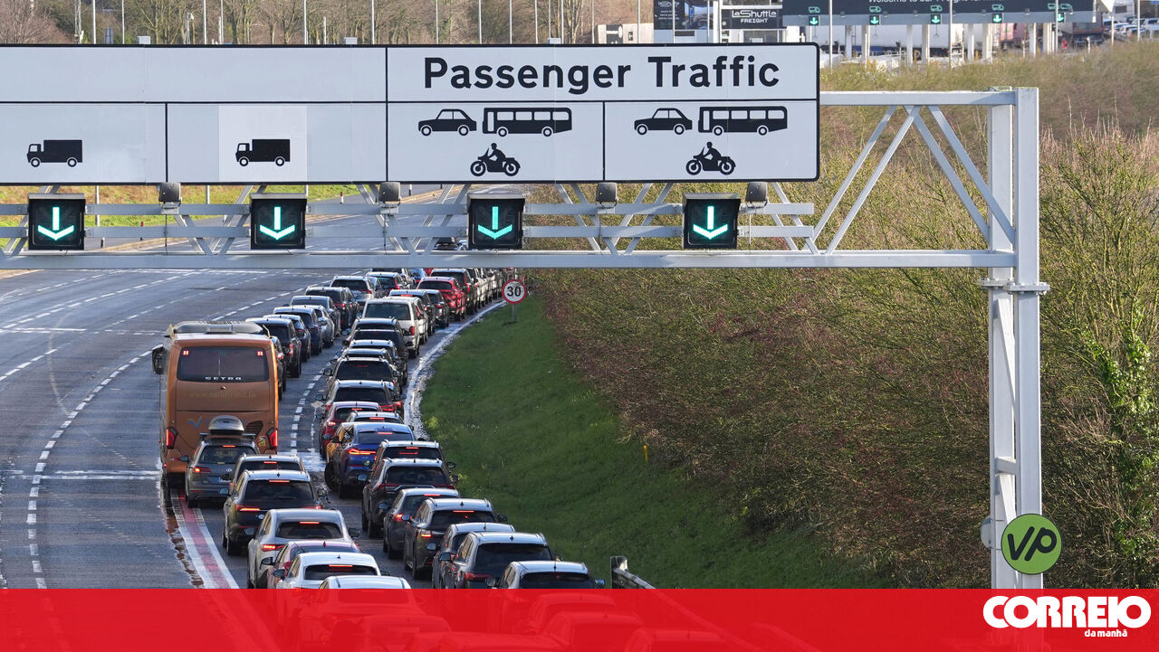 Eurotúnel reabre parcialmente. Passageiros continuam "fortemente aconselhados" a não viajar devido a problema elétrico - Mundo