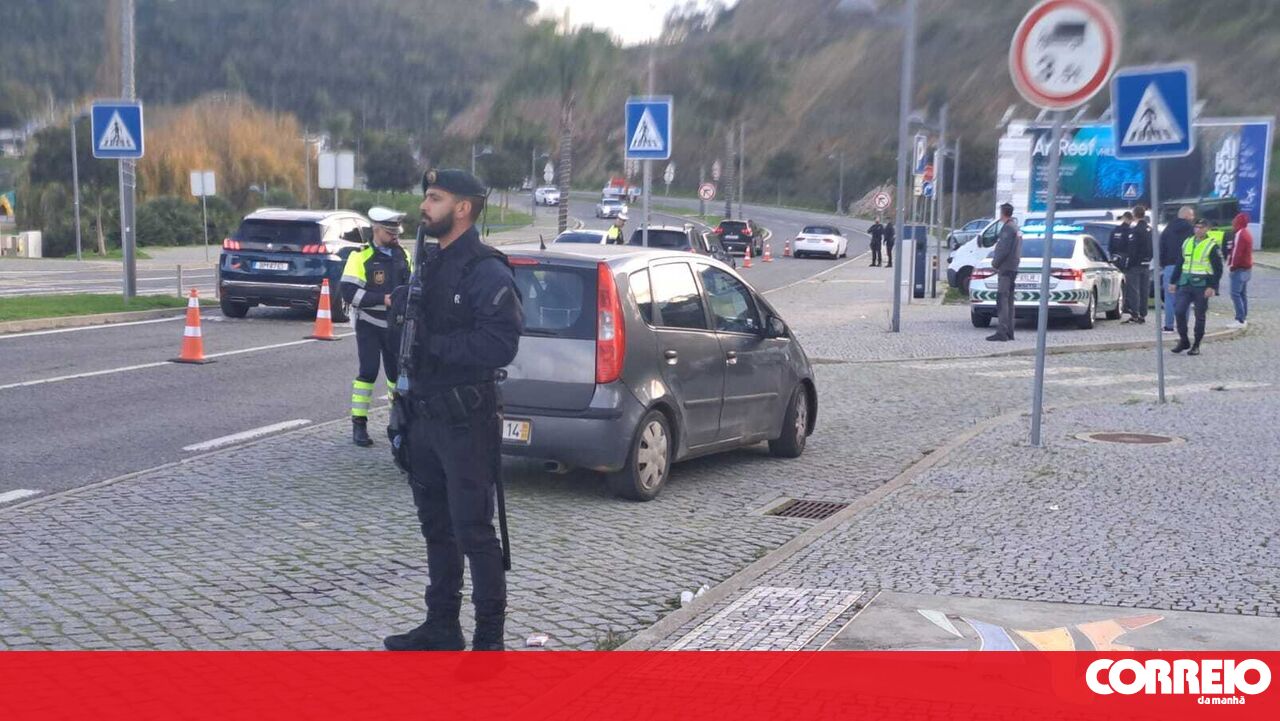 GNR controla entradas em Albufeira e apanha condutor a fumar canábis enquanto conduzia - Portugal