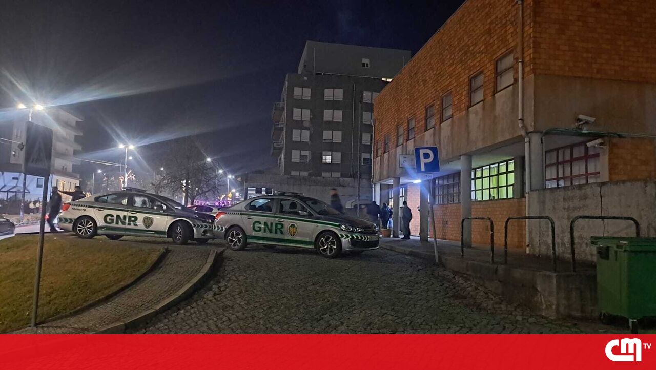GNR condenado a 13 anos de prisão por burlas a idosos barrica-se no posto de Felgueiras e ameaça matar-se - Vídeos
