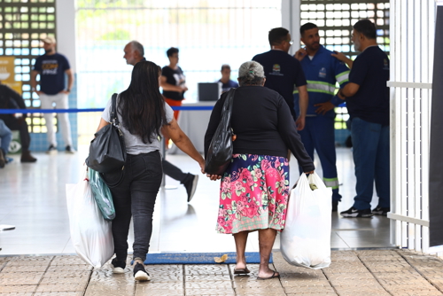 Valdirene e sua mãe, Dona Lurdes, saíram felizes da Loja Solidária
