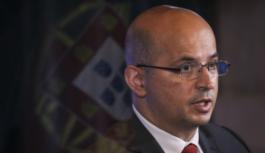 1.600 euros de salário mínimo? "A correr bem", só lá para o ano 2039, diz João Leão