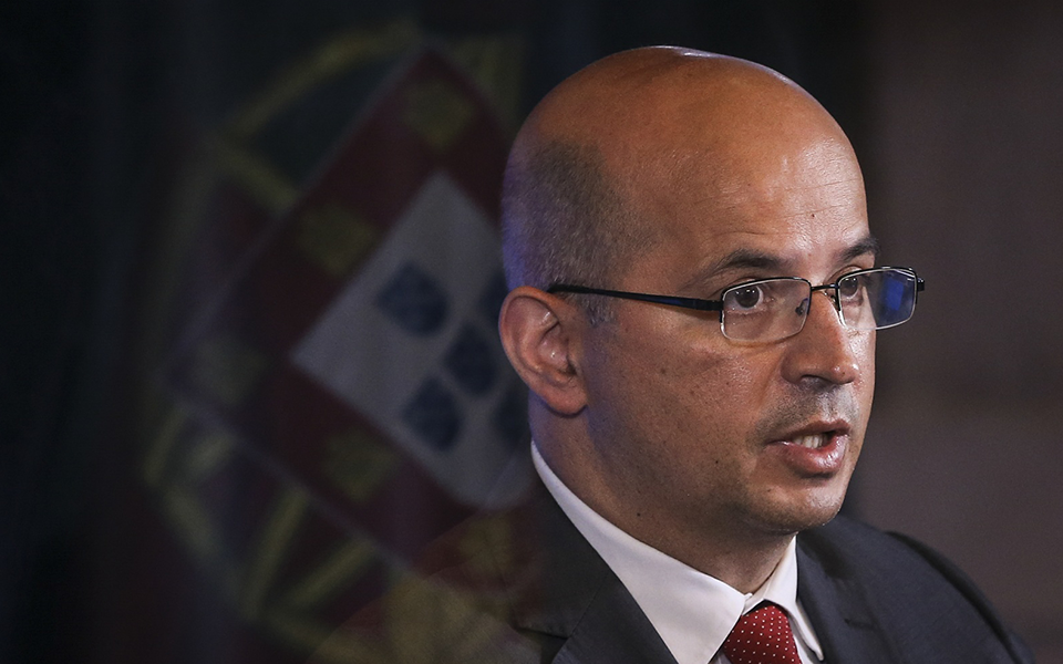 1.600 euros de salário mínimo? "A correr bem", só lá para o ano 2039, diz João Leão