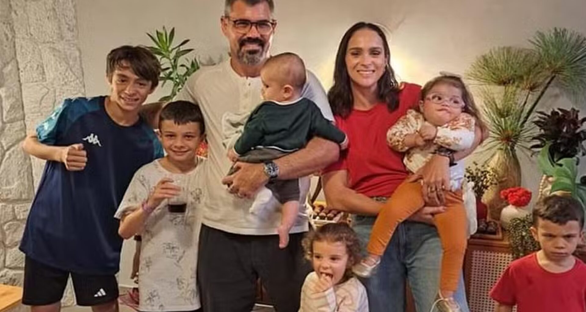 Juliano Cazarré com 5 dos 6 filhos - Foto: Reprodução / Instagram @leticiacazarre
