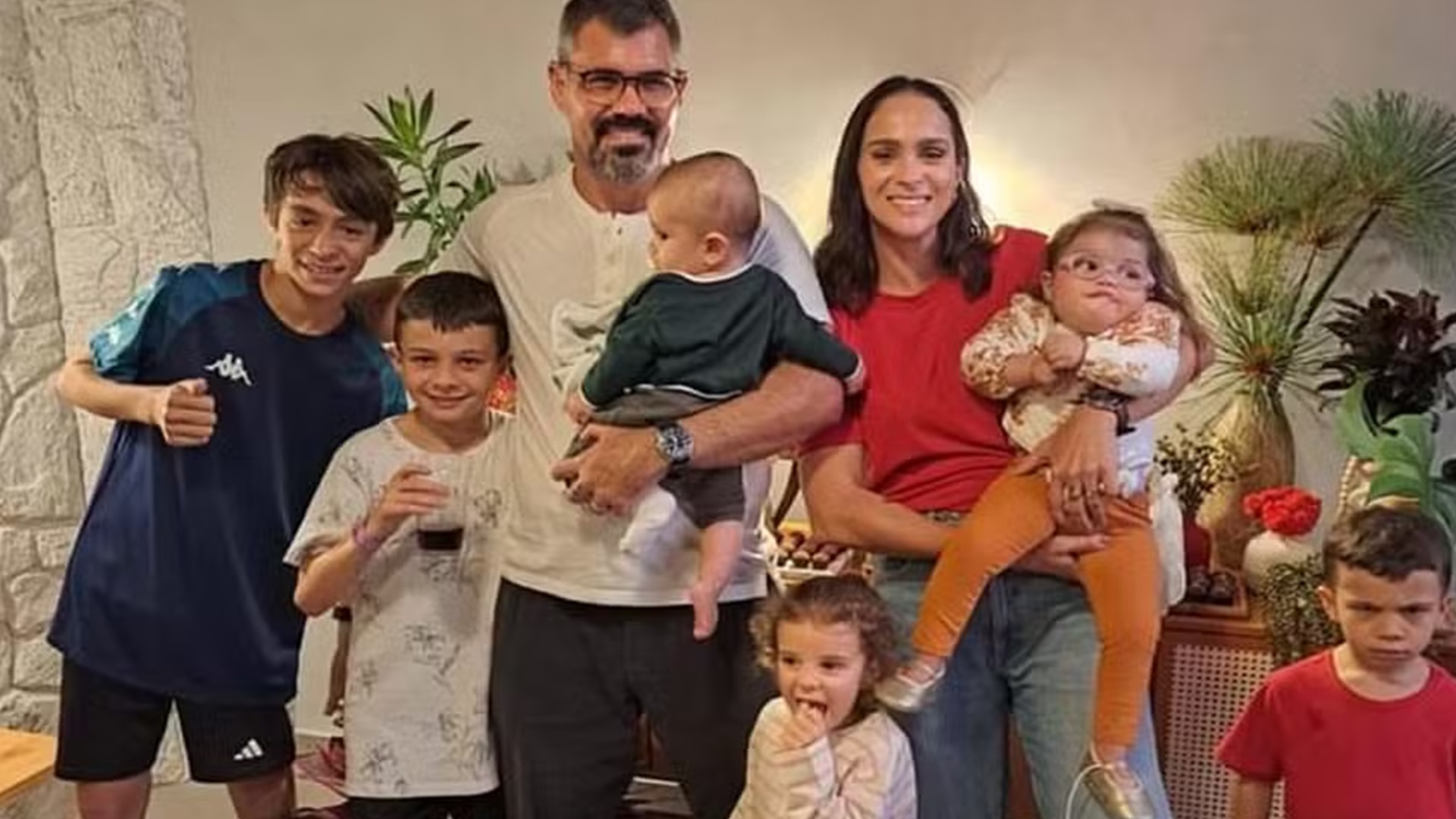 Juliano Cazarré, Letícia Cazarré e os filhos