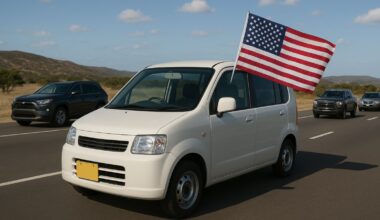 Kei car numa estrada com a bandeira dos EUA