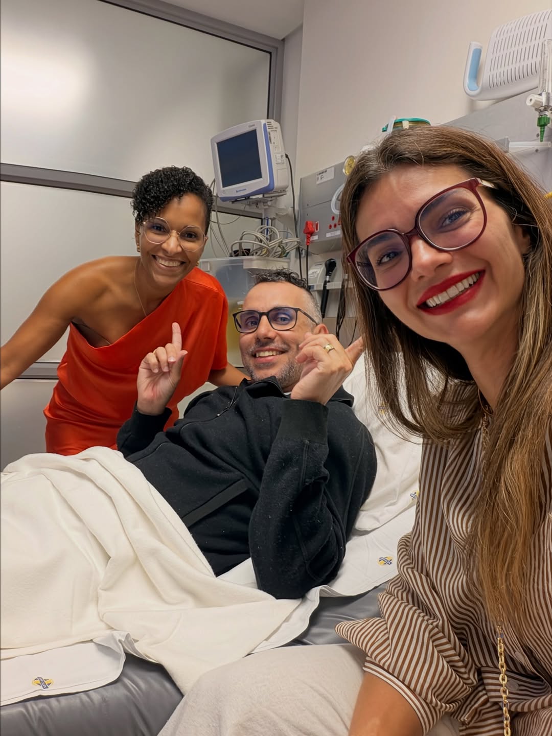 Kelly Key com o marido no hospital durante viagem