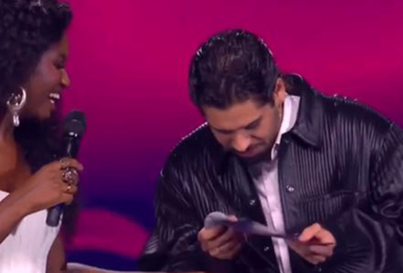 Zé Felipe se atrapalha para ler prêmio e viraliza nas redes; veja - Globo