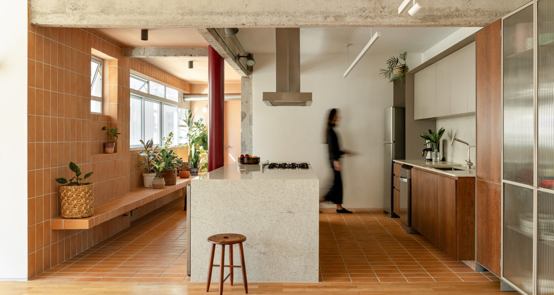 Brasilidades, cores e memórias permeiam apartamento paulistano