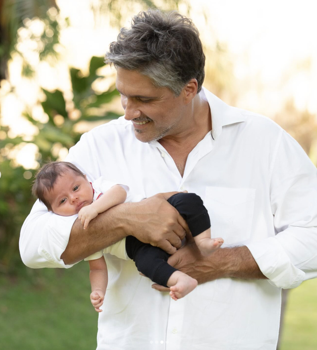 Leo Chaves apresenta o filho Vicente - Foto: Reprodução / Instagram