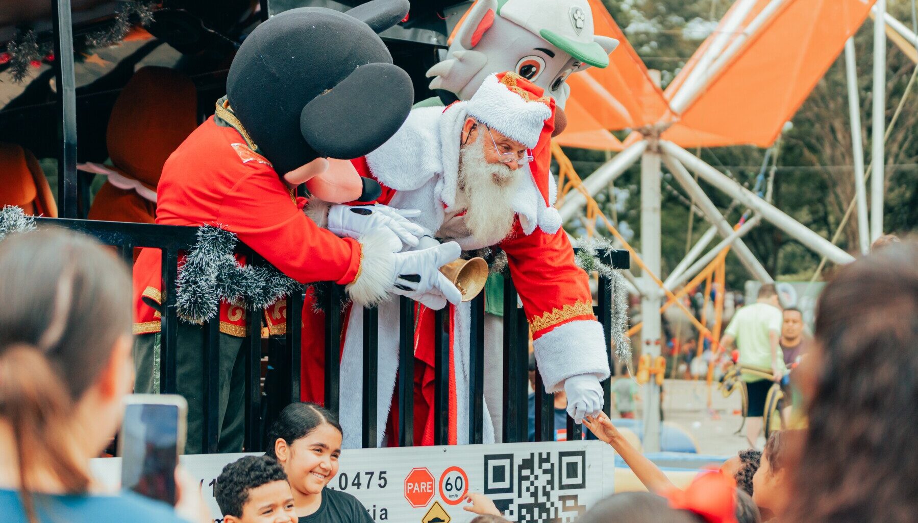 Prefeitura de Carapicuíba/SP | Natal Mais Feliz no Parque dos Paturis distribui brinquedos a milhares de crianças