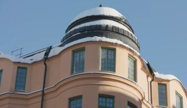 Cantora celebra 28 anos com fortuna de R$ 60 milhões e mansão com 'sala de nuvens' inusitada