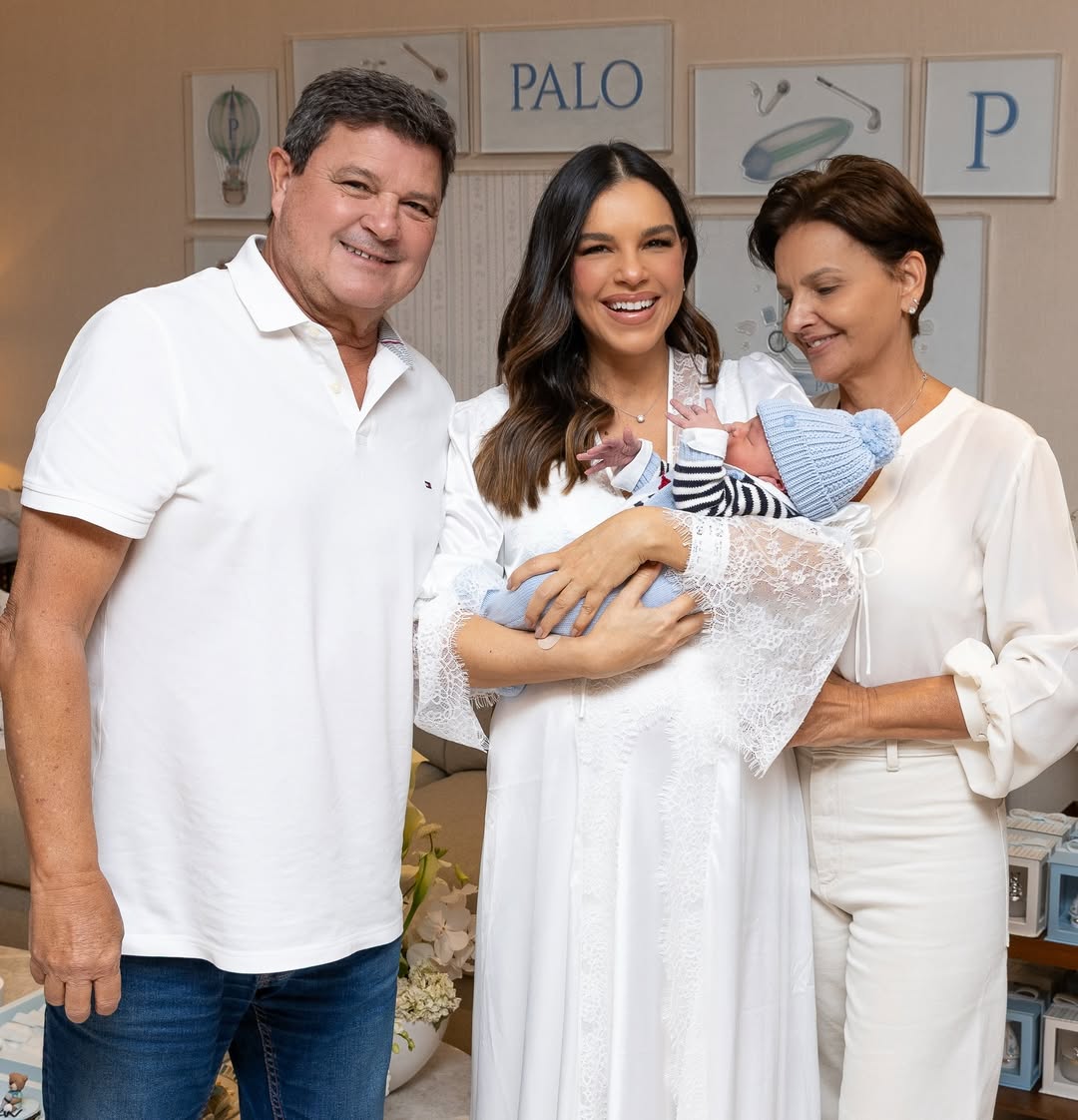 Mariana Rios com o filho, Palo, e os pais - Foto: Reprodução / Instagram @marianarios @estudio_thalitacastanha