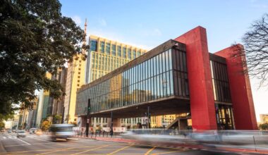 Com seu icônico vão livre de 74 metros e quatro pilares vermelhos, a estrutura virou um marco da arquitetura moderna e um símbolo da Avenida Paulista